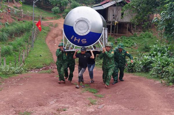 Đưa nước sạch về cho dân bản